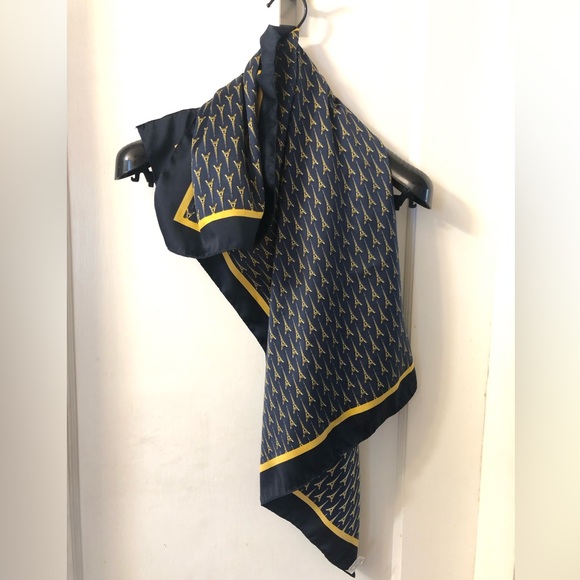 BEAUTIFUL DARK BLUE AND GOLD COLOURS PARIS EIFFEL TOWER SQUARE SCARF - Picture 3 of 9